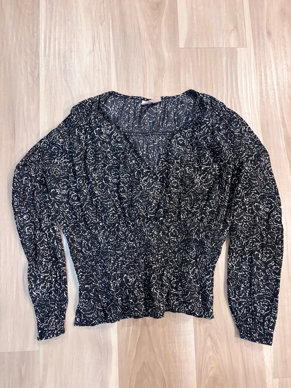 Universal Thread Black and White Floral Peasant Blouse